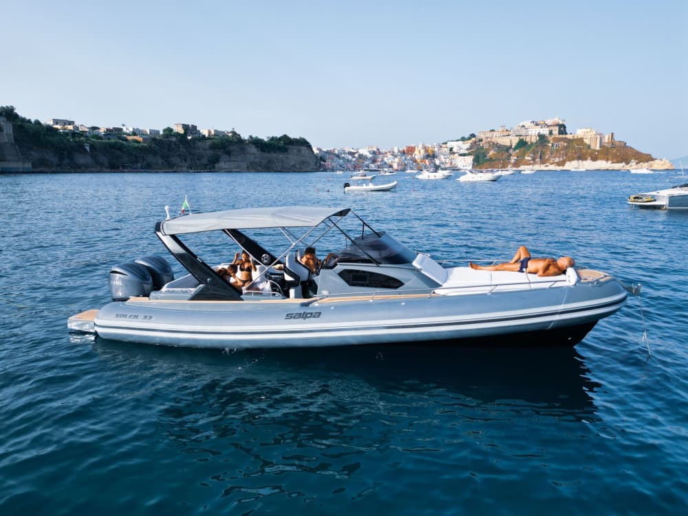 Entdecken Sie Italiens Küsten: Ein kompletter Tagesausflug an Bord eines Motorboots