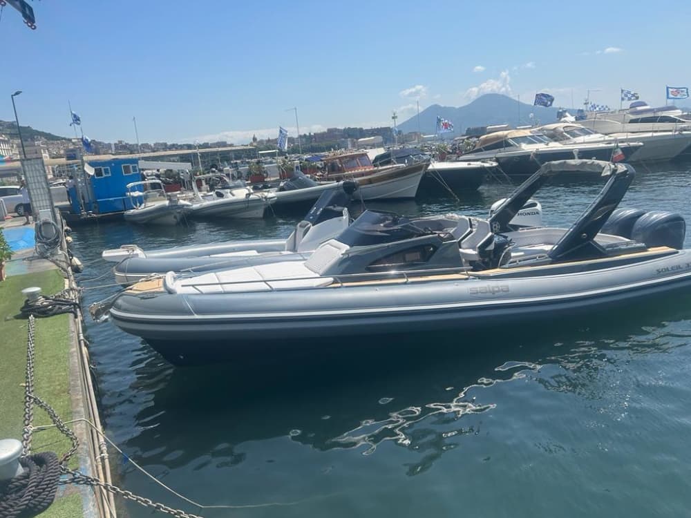 Entdecken Sie Italiens Küsten: Ein kompletter Tagesausflug an Bord eines Motorboots