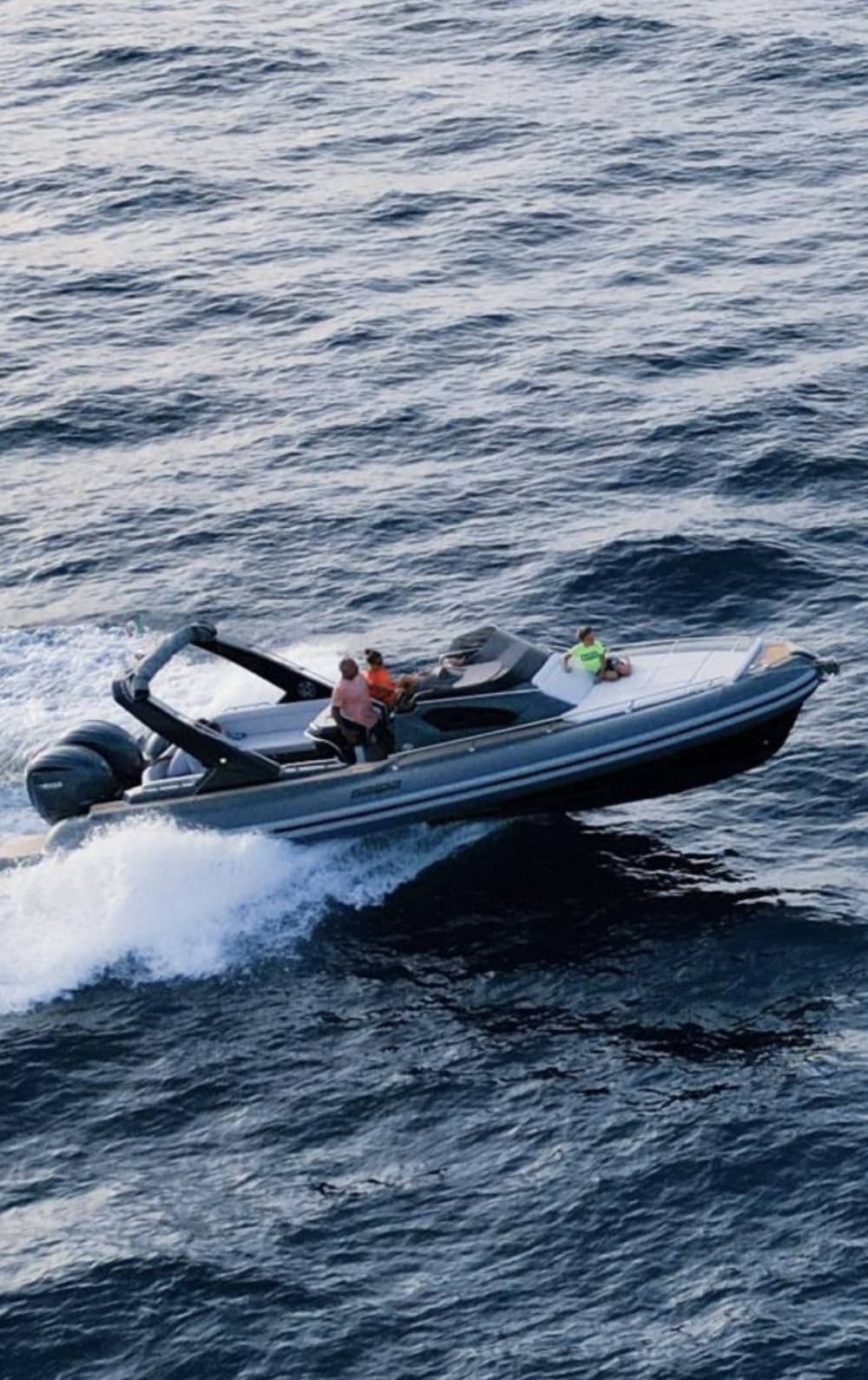 Entdecken Sie Italiens Küsten: Ein kompletter Tagesausflug an Bord eines Motorboots