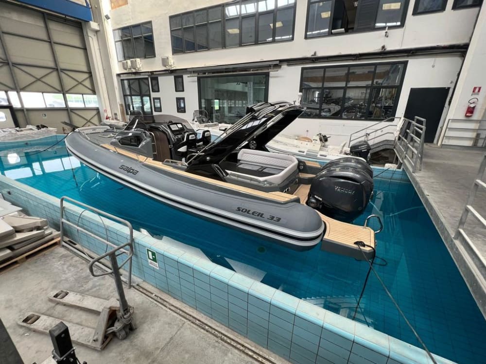 Entdecken Sie Italiens Küsten: Ein kompletter Tagesausflug an Bord eines Motorboots