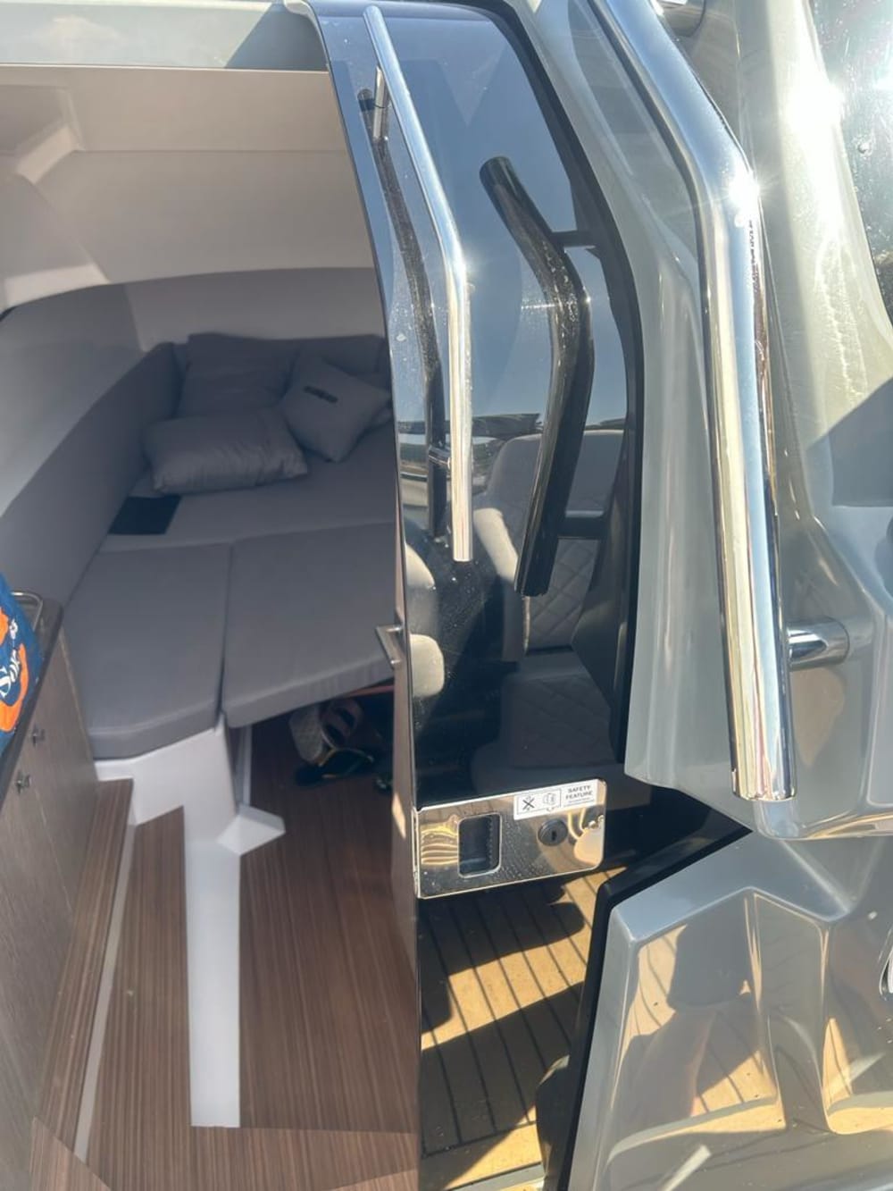 Entdecken Sie Italiens Küsten: Ein kompletter Tagesausflug an Bord eines Motorboots