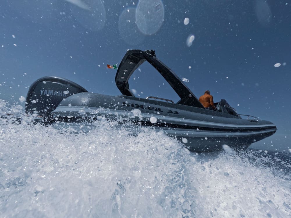 Entdecken Sie Italiens Küsten: Ein kompletter Tagesausflug an Bord eines Motorboots