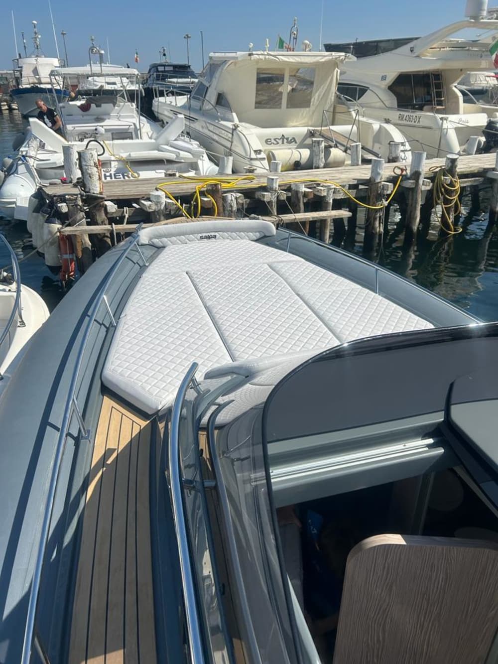 Entdecken Sie Italiens Küsten: Ein kompletter Tagesausflug an Bord eines Motorboots