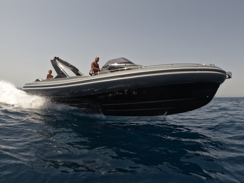 Entdecken Sie Italiens Küsten: Ein kompletter Tagesausflug an Bord eines Motorboots