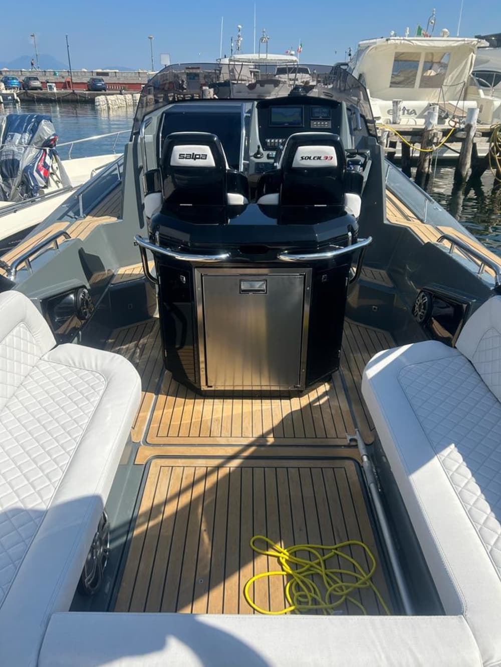 Entdecken Sie Italiens Küsten: Ein kompletter Tagesausflug an Bord eines Motorboots