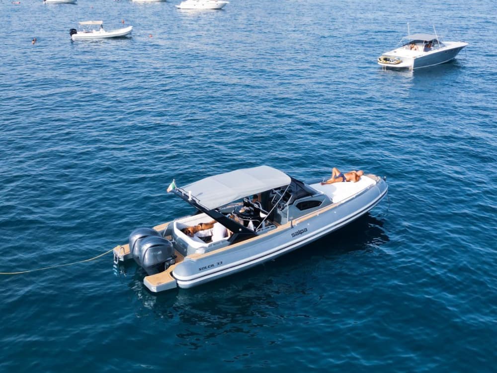 Entdecken Sie Italiens Küsten: Ein kompletter Tagesausflug an Bord eines Motorboots