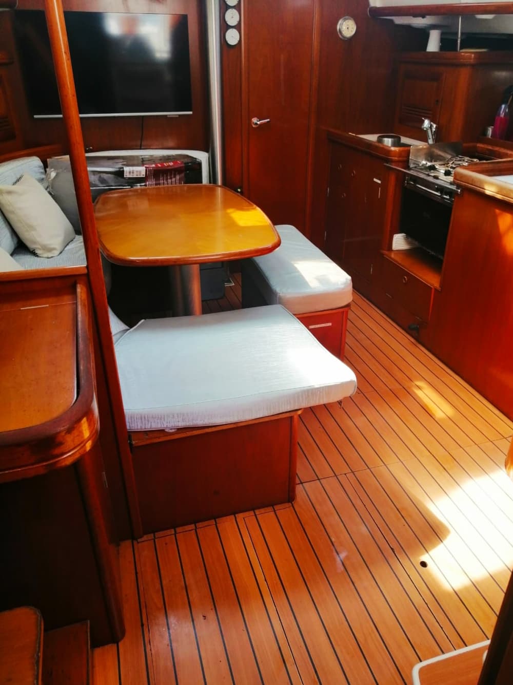 Spend 8h on the warm waters of Barcelona