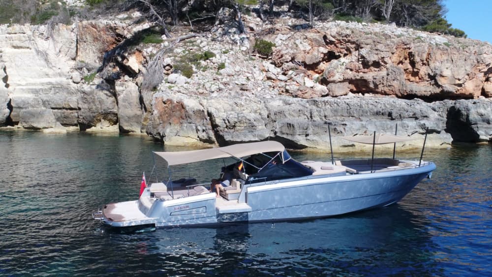 Luxus neu definiert auf Menorca: Ein unvergesslicher Tag auf einer Motoryacht