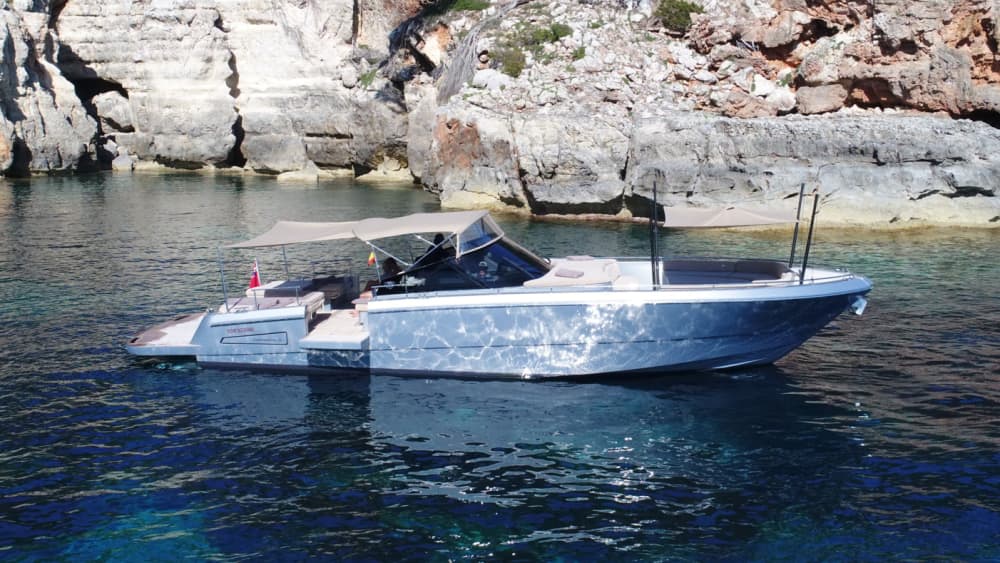 Luxus neu definiert auf Menorca: Ein unvergesslicher Tag auf einer Motoryacht
