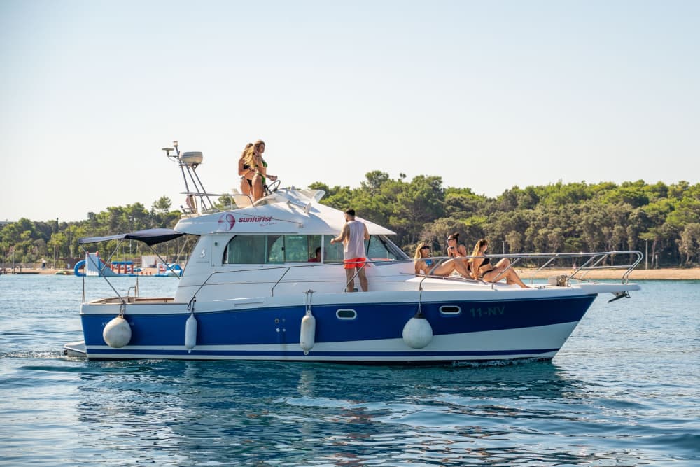 6 timmar sol runt Novalja på en motorbåt
