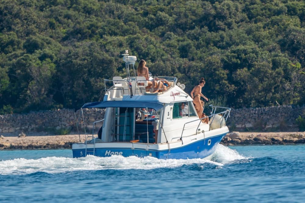6 timmar sol runt Novalja på en motorbåt
