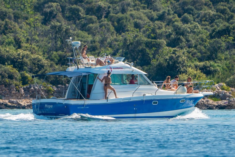 6 timmar sol runt Novalja på en motorbåt