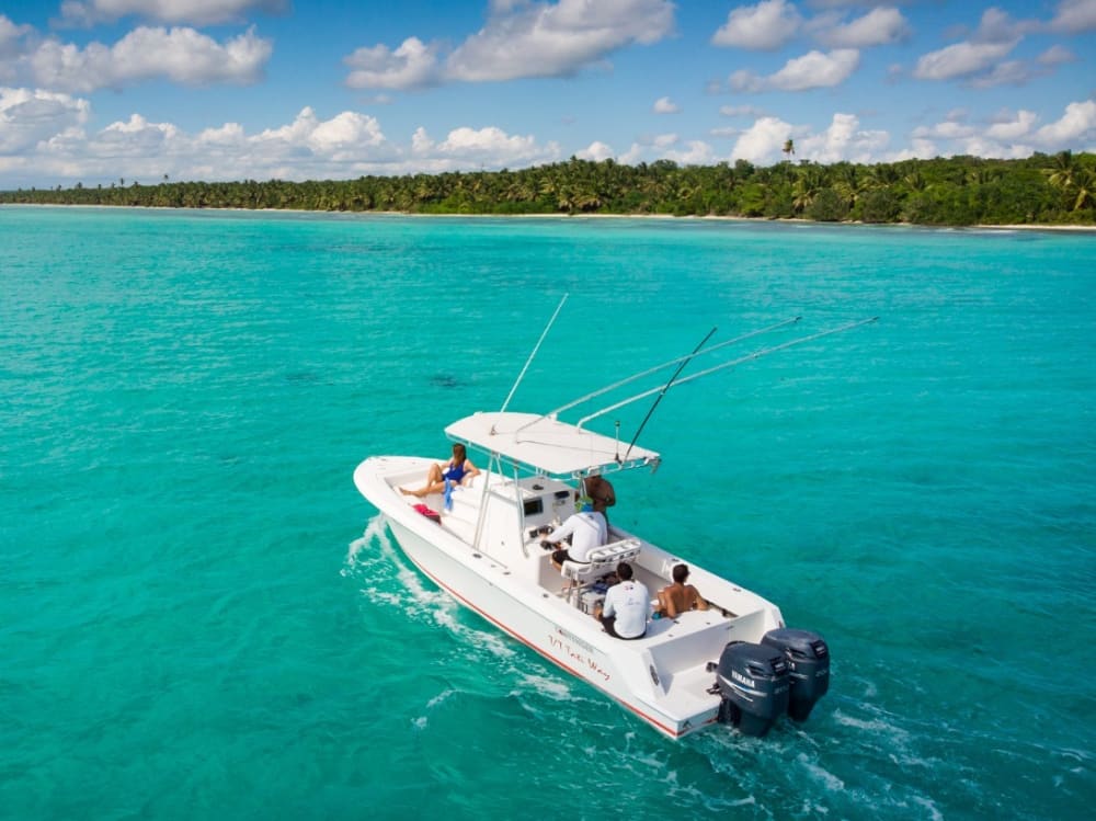 Verken Bayahibe vanaf het water: een hele dag op het water aan boord van een motorboot.