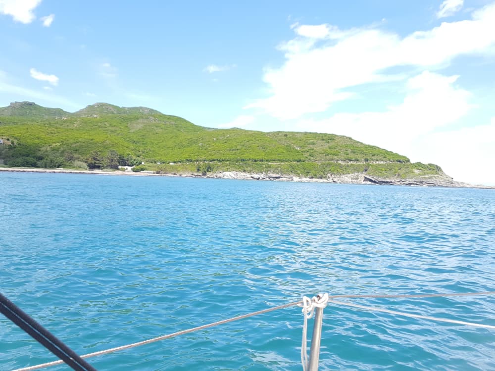 Genießen Sie einen ganzen Tag Segeln in Saint-Florent auf einem Segelboot.