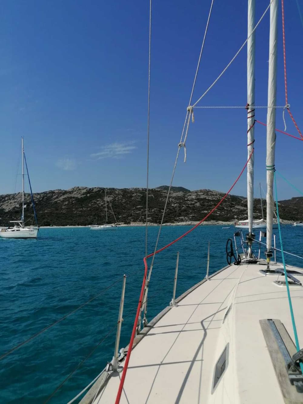Genießen Sie einen ganzen Tag Segeln in Saint-Florent auf einem Segelboot.
