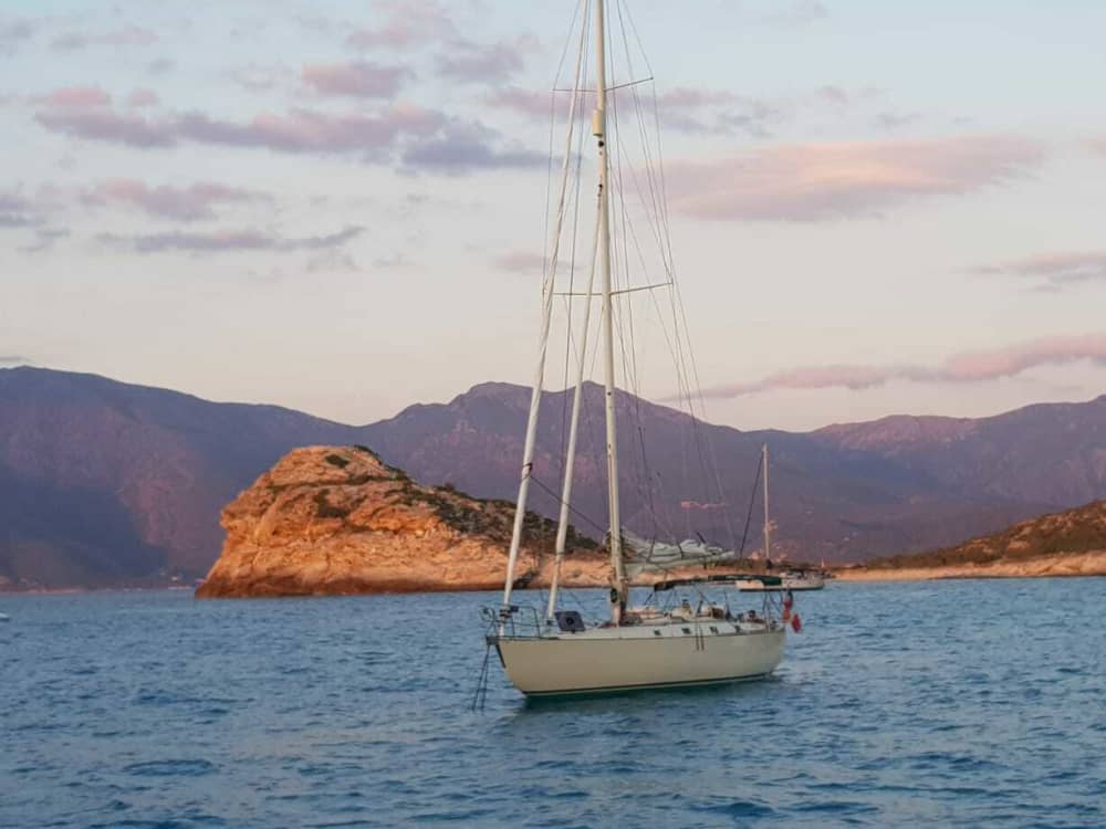 Genießen Sie einen ganzen Tag Segeln in Saint-Florent auf einem Segelboot.