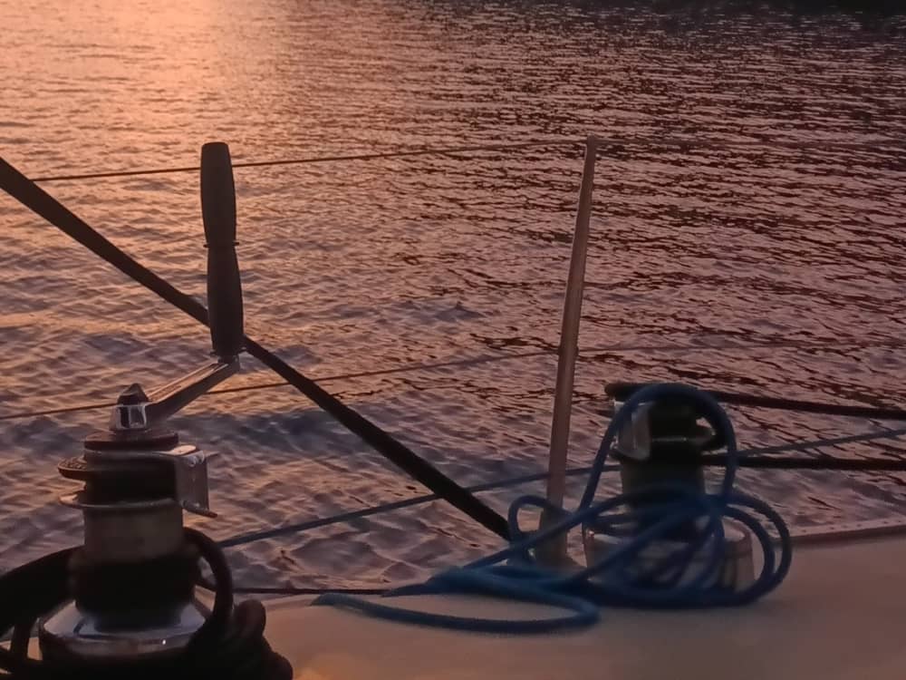 Genießen Sie einen ganzen Tag Segeln in Saint-Florent auf einem Segelboot.