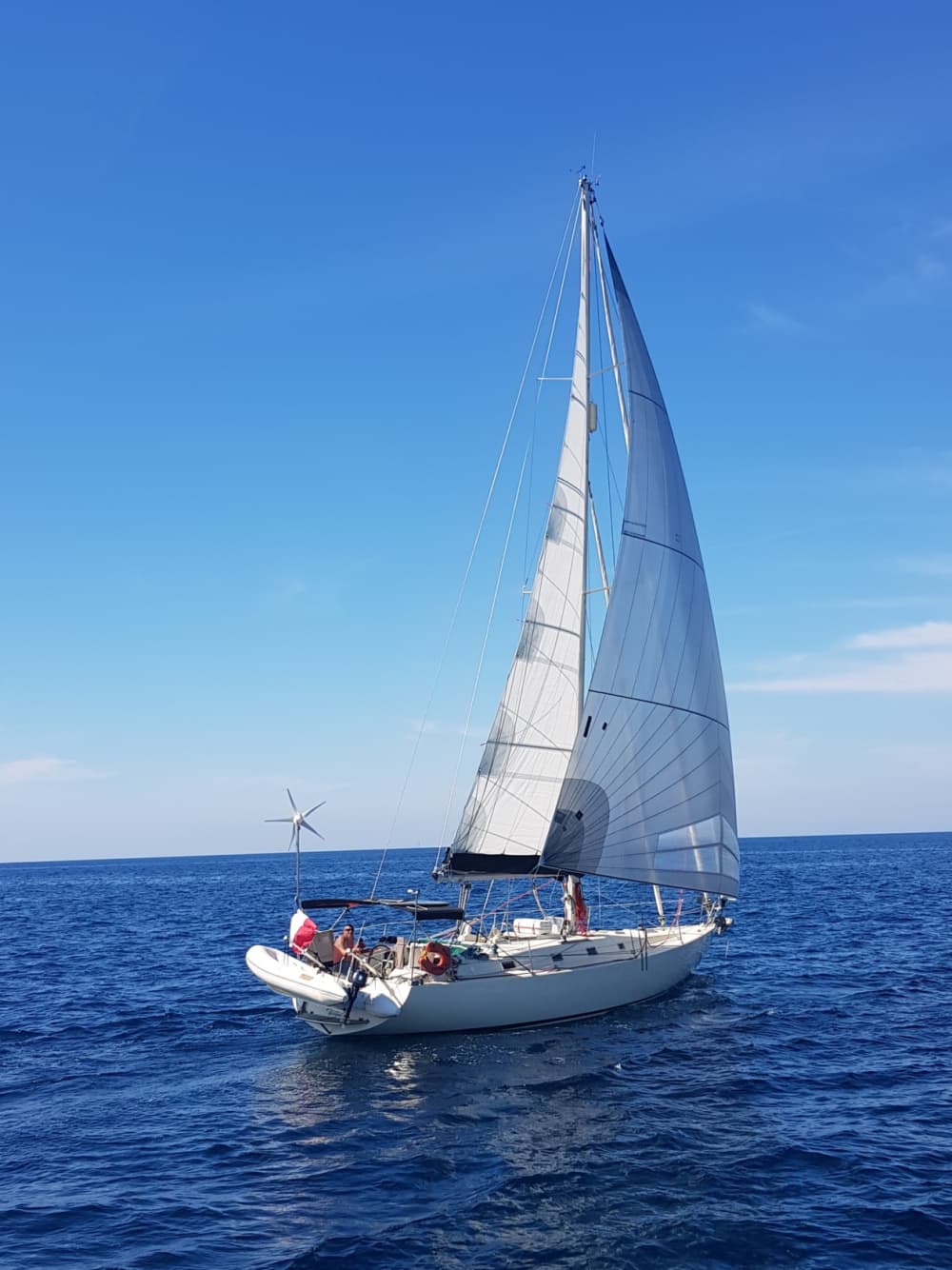 Genießen Sie einen ganzen Tag Segeln in Saint-Florent auf einem Segelboot.