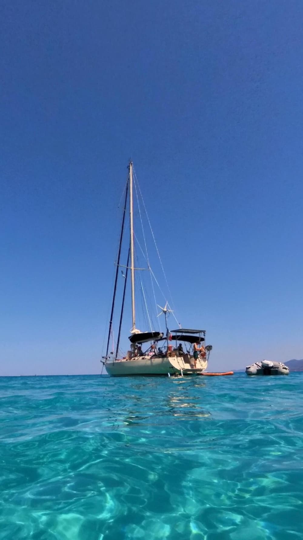 Genießen Sie einen ganzen Tag Segeln in Saint-Florent auf einem Segelboot.