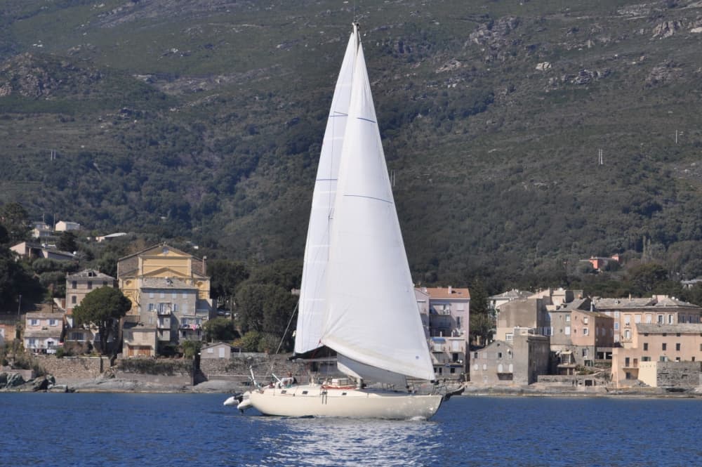Genießen Sie einen ganzen Tag Segeln in Saint-Florent auf einem Segelboot.