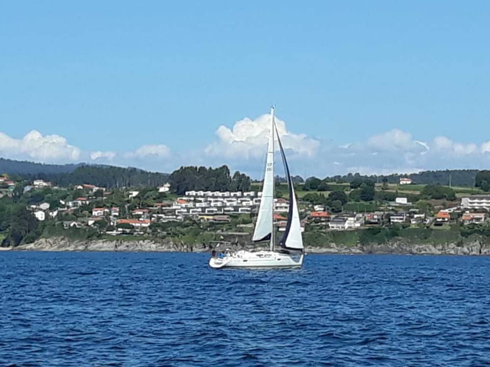 8 ore di navigazione lungo la costa di Baiona