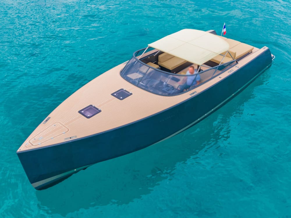 Private motorboat rental around Cannes