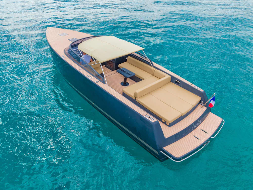Private motorboat rental around Cannes