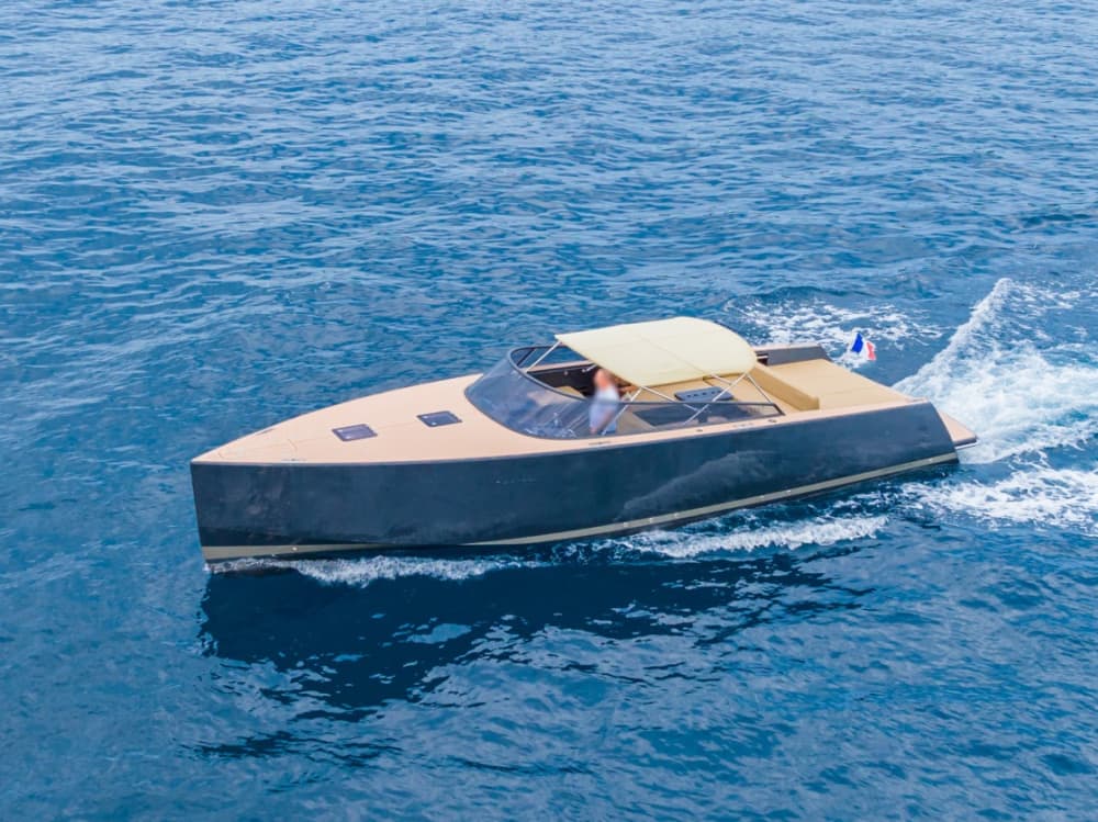 Private motorboat rental around Cannes