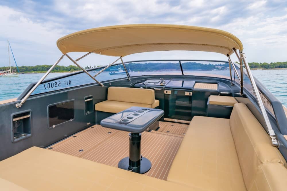 Private motorboat rental around Cannes