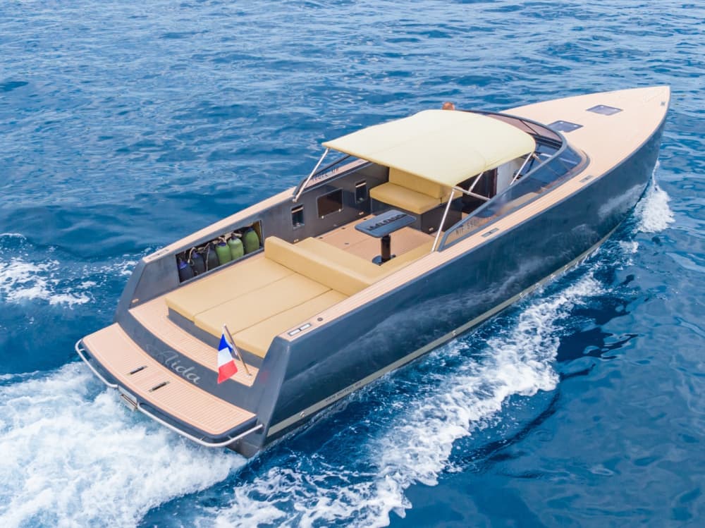 Private motorboat rental around Cannes