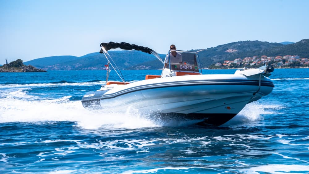 Ein Tag in Trogir auf einem Motorboot