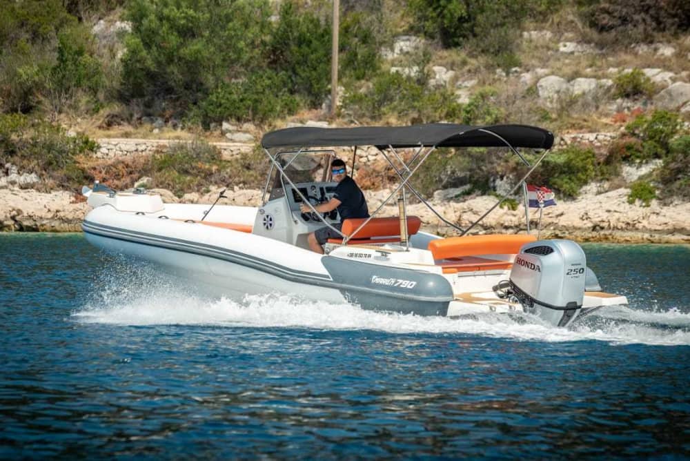 Ein Tag in Trogir auf einem Motorboot