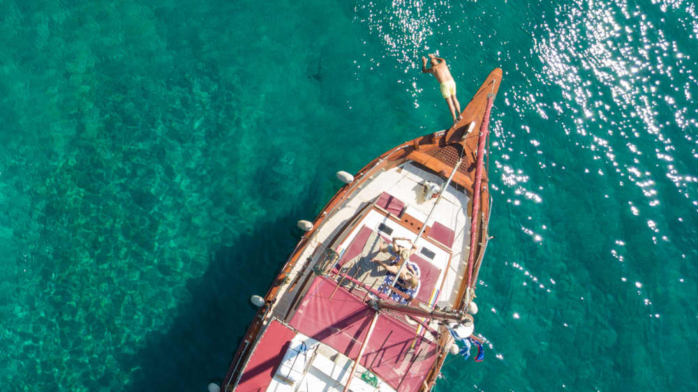 Blanc, bleu et divin : une journée complète sur un bateau à moteur