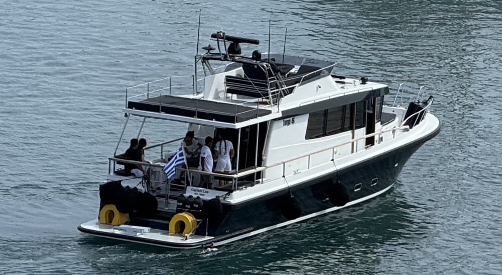 Kapitein Leo - Dagcruise met privéjacht rond Santorini