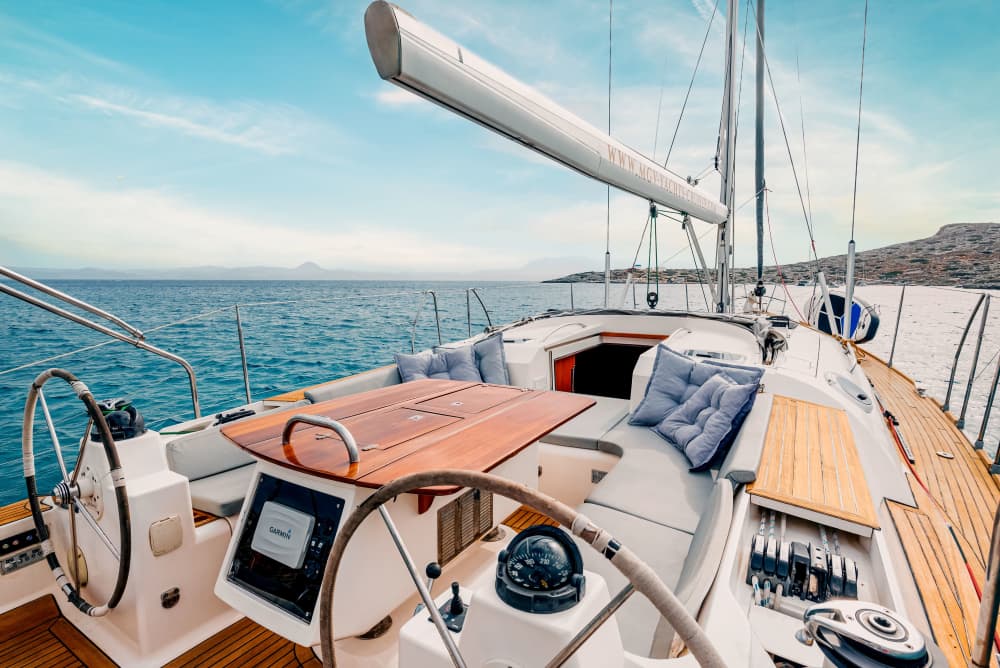 Private Full Day Trip to Dia Island on a luxurious sailing yacht