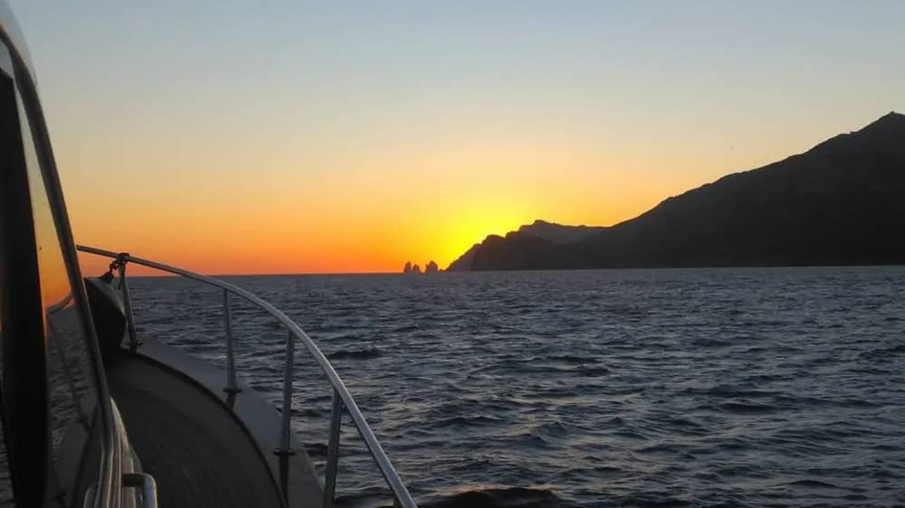 Cruzeiro com jantar ao pôr do sol para 4 pessoas