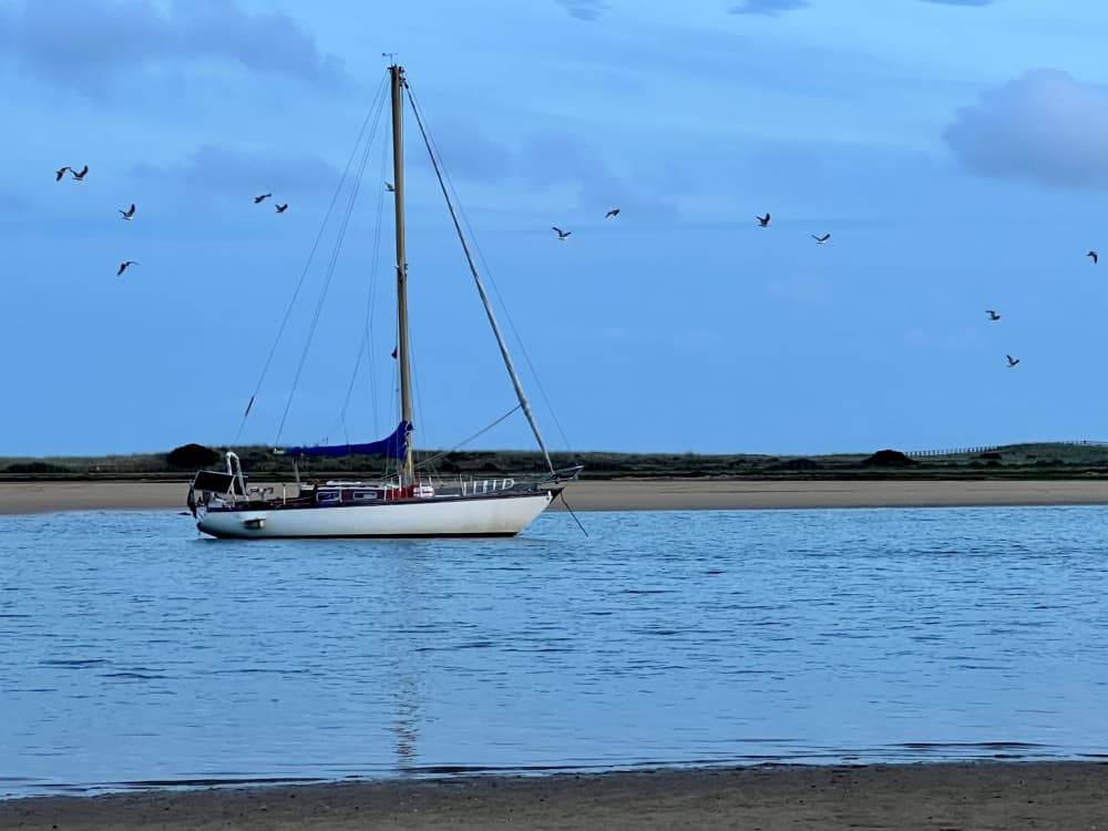 Passez 8 heures à naviguer autour de Brest en voilier.