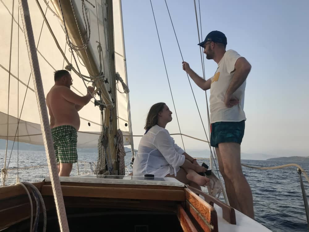 Passez 8 heures à naviguer autour de Brest en voilier.