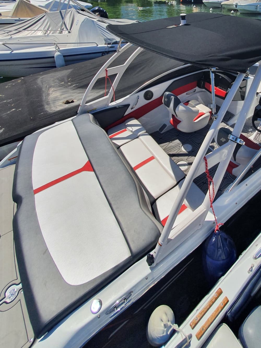 Comece suas férias com 4 horas de diversão em uma lancha.