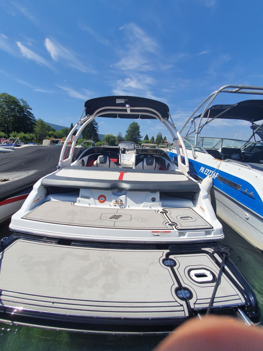 Comece suas férias com 4 horas de diversão em uma lancha.