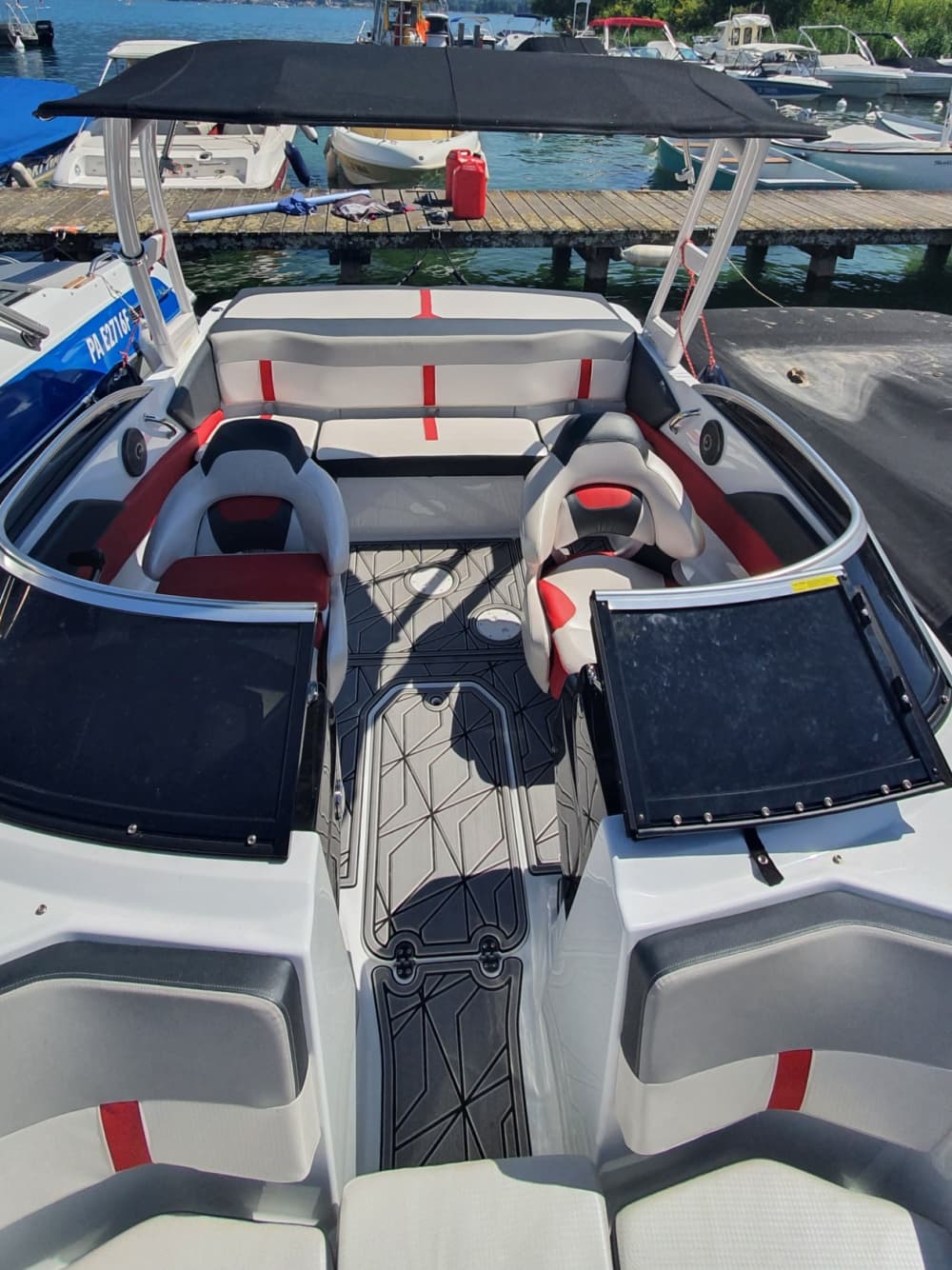 Comece suas férias com 4 horas de diversão em uma lancha.