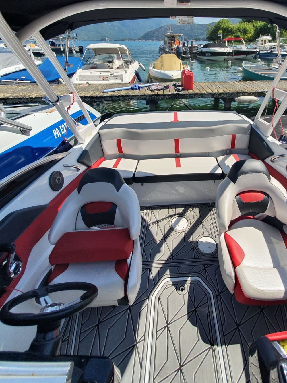 Comece suas férias com 4 horas de diversão em uma lancha.