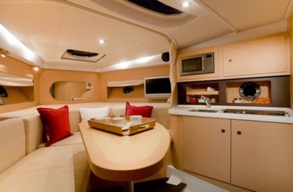 Neem 8,5 uur de tijd om de verborgen magie van La Rochelle vanaf de golven te ontdekken.