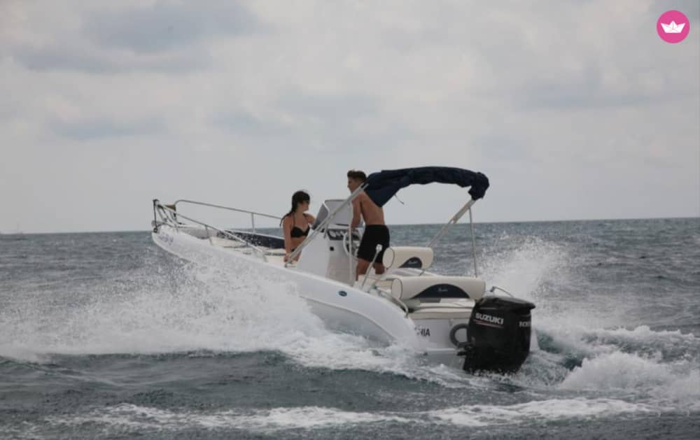 Horas doradas en el mar: una escapada costera a lo largo de la Costa Brava.