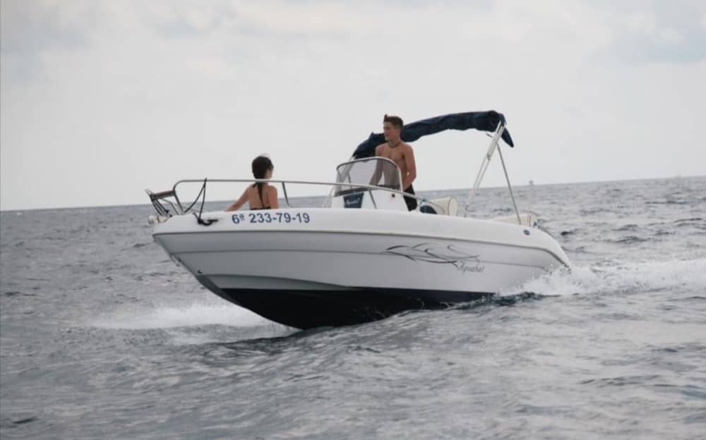 Horas doradas en el mar: una escapada costera a lo largo de la Costa Brava.