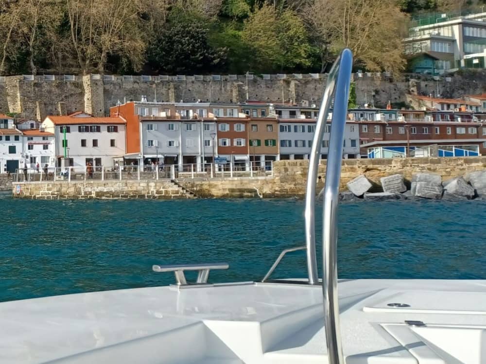 Entdecken Sie die Küste von Donostia-San Sebastián: Ein kompletter Tagesausflug an Bord eines Motorboots