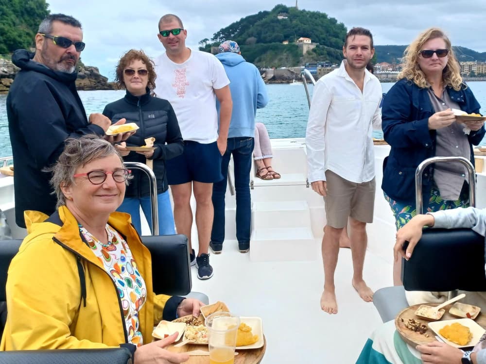 Entdecken Sie die Küste von Donostia-San Sebastián: Ein kompletter Tagesausflug an Bord eines Motorboots