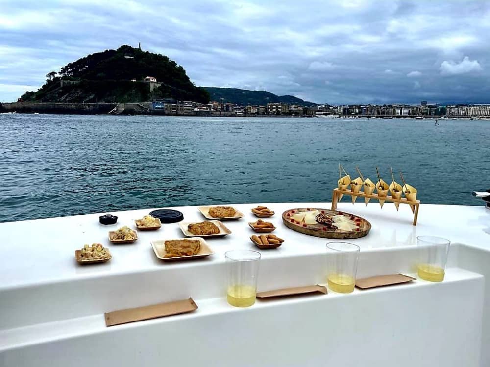 Entdecken Sie die Küste von Donostia-San Sebastián: Ein kompletter Tagesausflug an Bord eines Motorboots