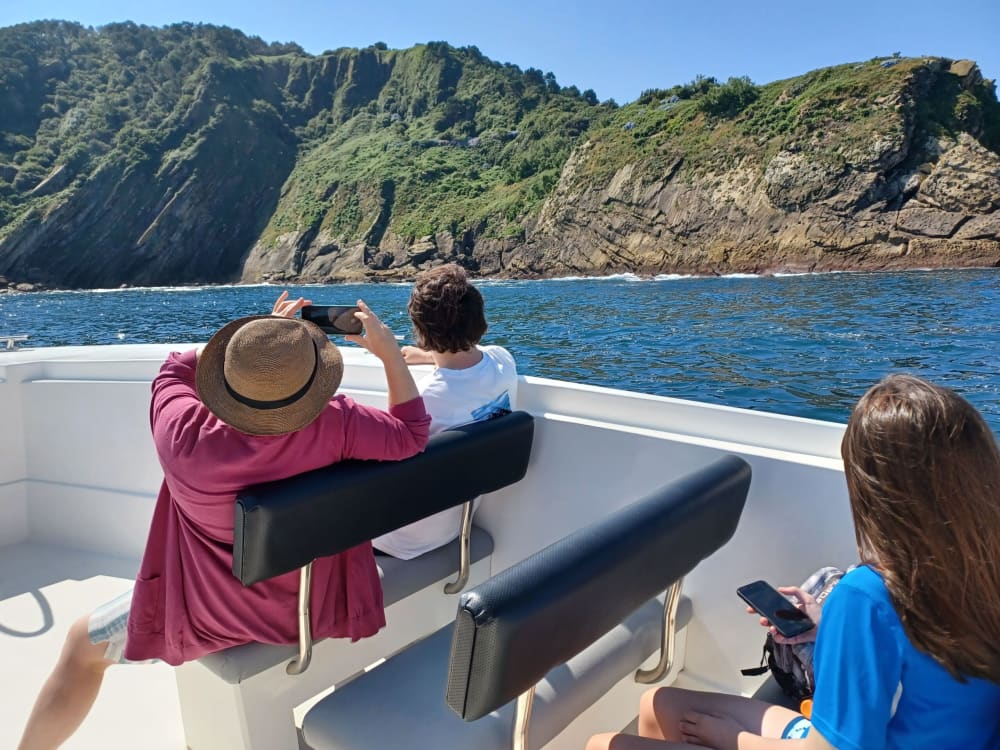 Entdecken Sie die Küste von Donostia-San Sebastián: Ein kompletter Tagesausflug an Bord eines Motorboots