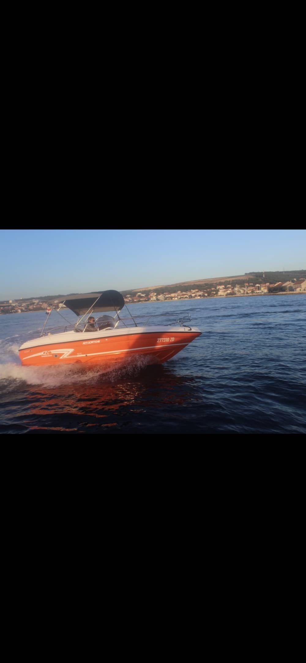 Esplora le baie nascoste di Zara a bordo di un motoscafo.